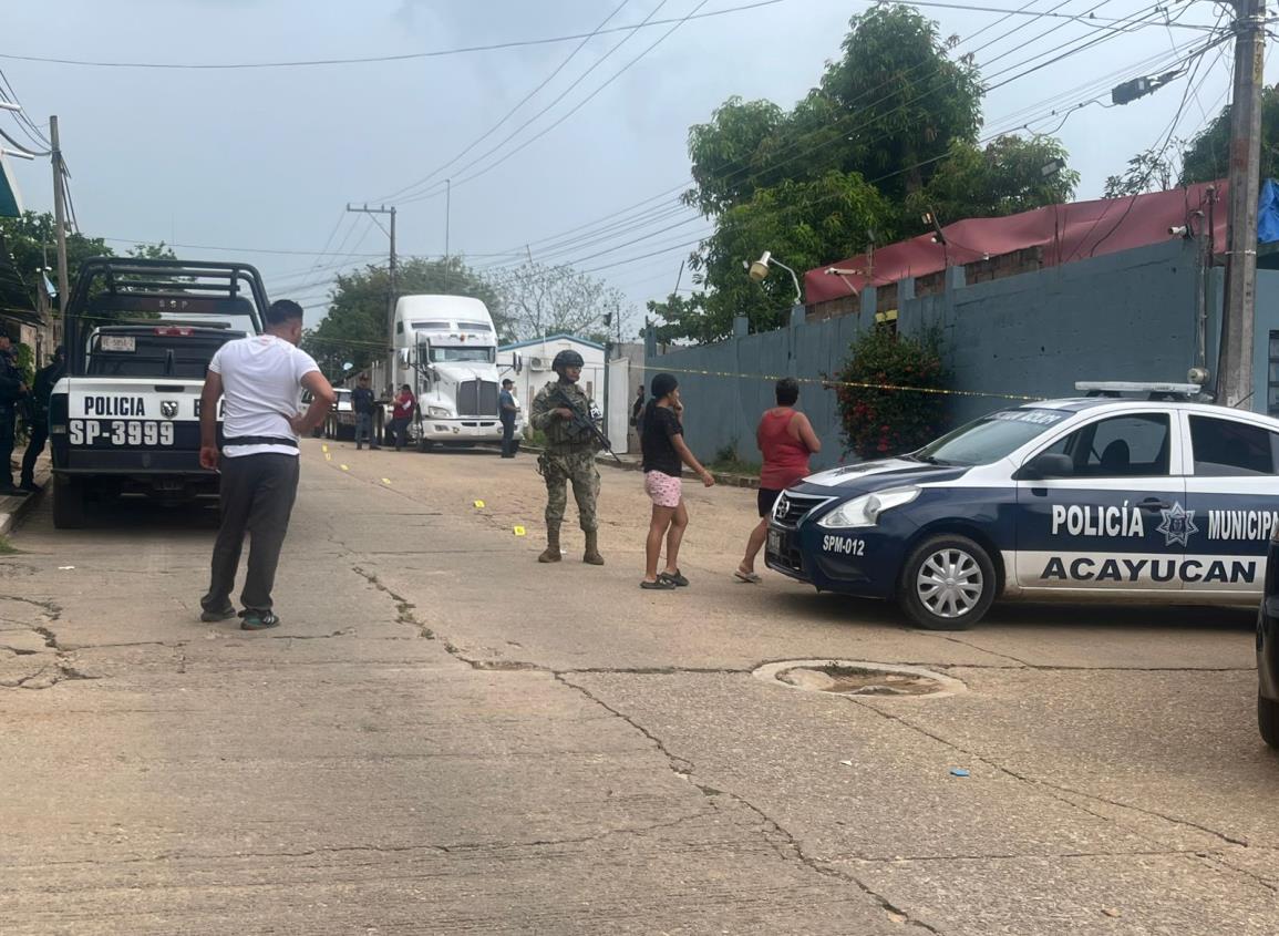 Transportista enfrenta a balazos a sicarios en Acayucan | VIDEO