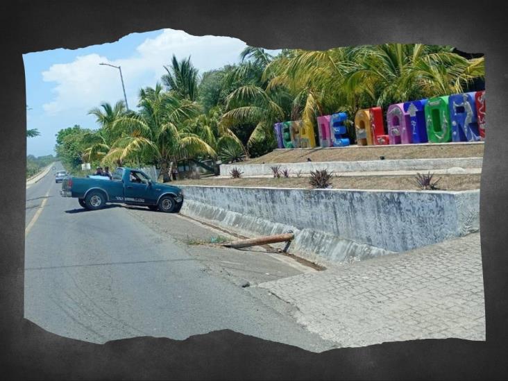 Camioneta se estrella contra letras turísticas de Vega de Alatorre