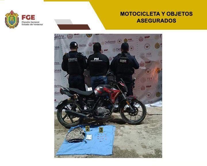 Aseguran moto con reporte de robo durante cateo en Acayucan
