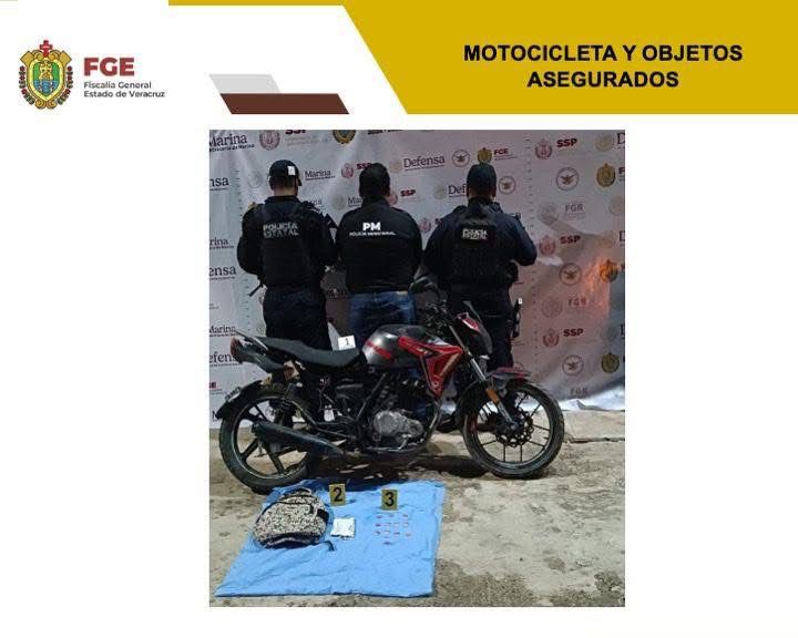 Aseguran moto con reporte de robo durante cateo en Acayucan