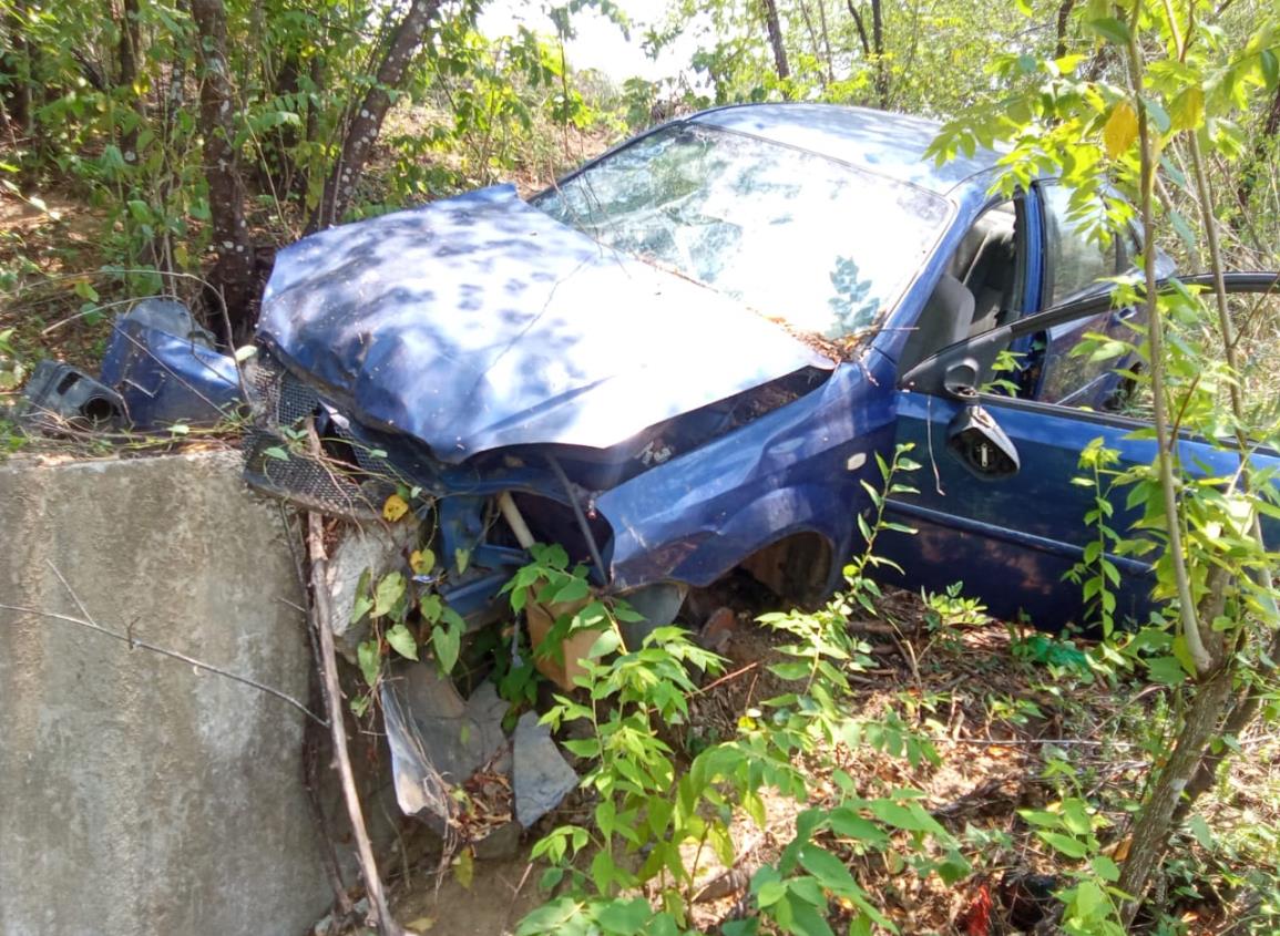 Localizan auto abandonado en el fondo de una barranca en San Juan