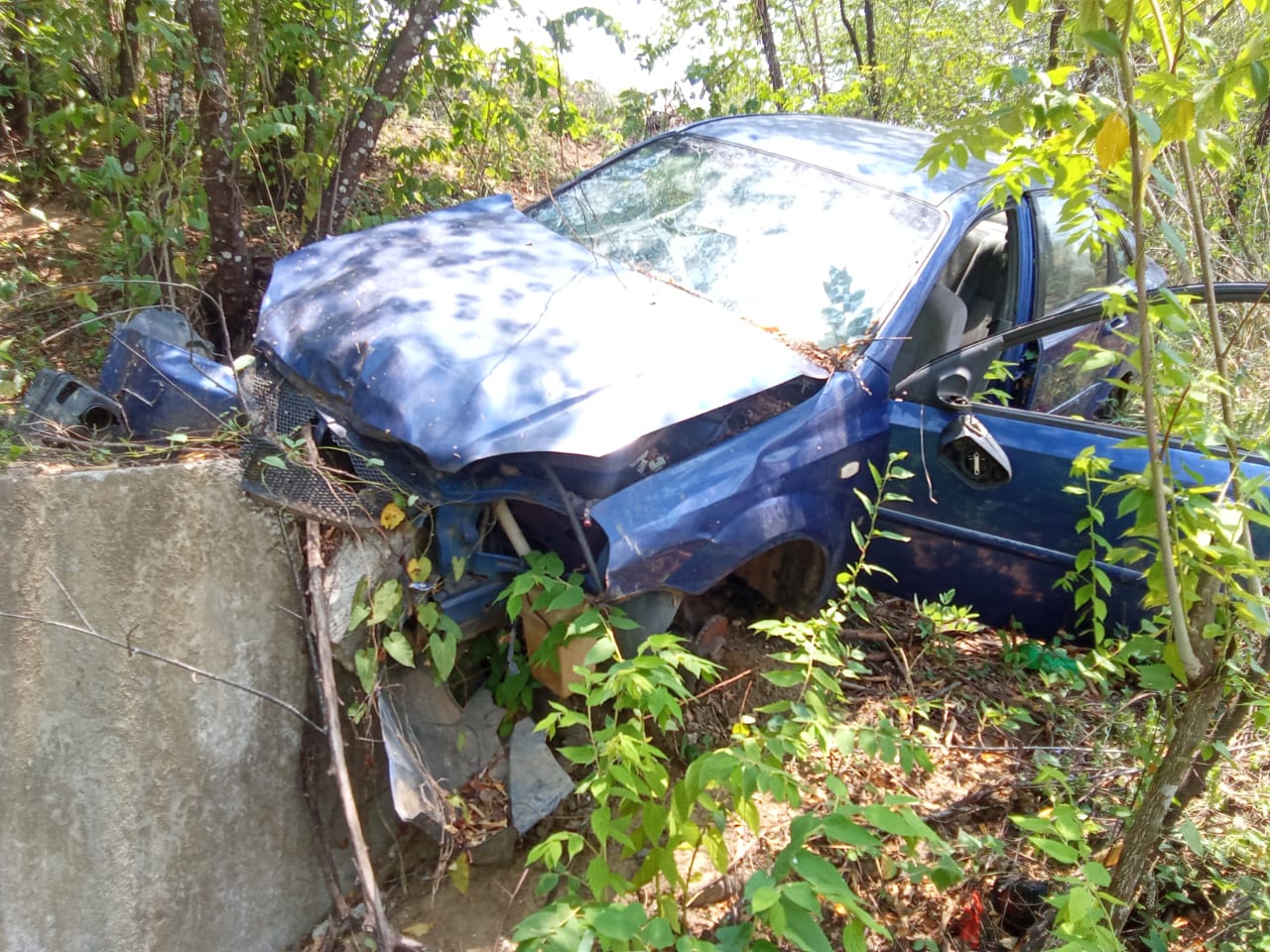 Localizan auto abandonado en el fondo de una barranca en San Juan