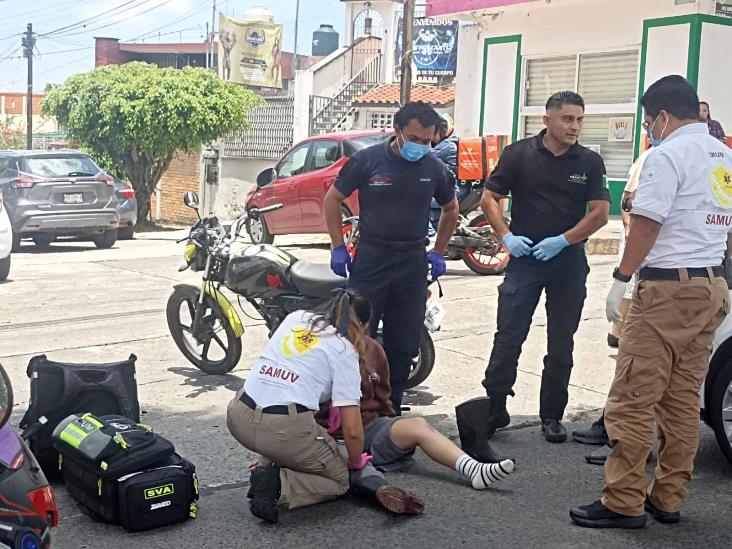 Mujer en moto termina en el suelo tras brutal impacto en avenida, en Xalapa