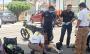 Mujer en moto termina en el suelo tras brutal impacto en avenida, en Xalapa
