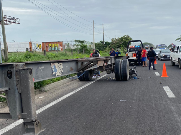 Motociclista choca contra tráiler detenido sin señalamientos en carretera Veracruz–Cardel