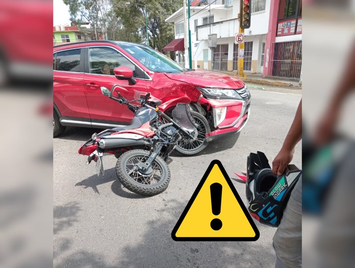 Motociclista se estrella con camioneta en la avenida Ruiz Cortines de Xalapa