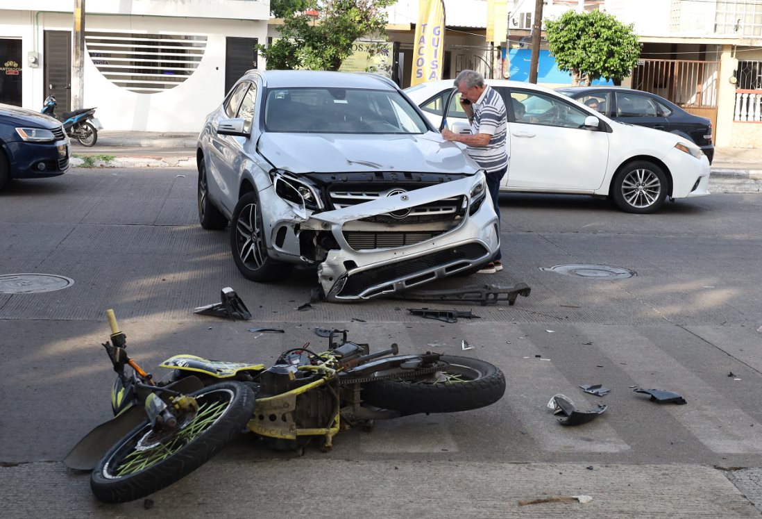 Pareja lesionada tras choque entre motocicleta y camioneta en Costa Verde, Boca del Río
