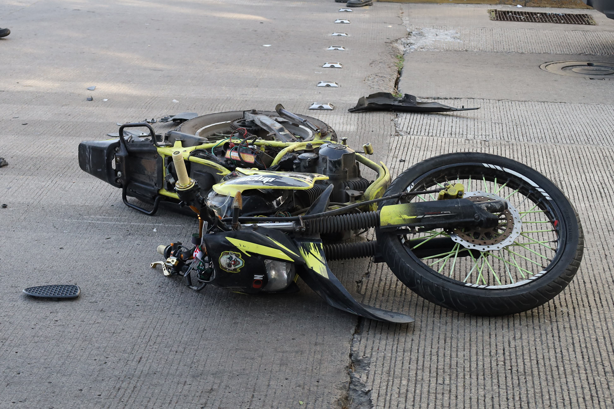 Pareja lesionada tras choque entre motocicleta y camioneta en Costa Verde, Boca del Río