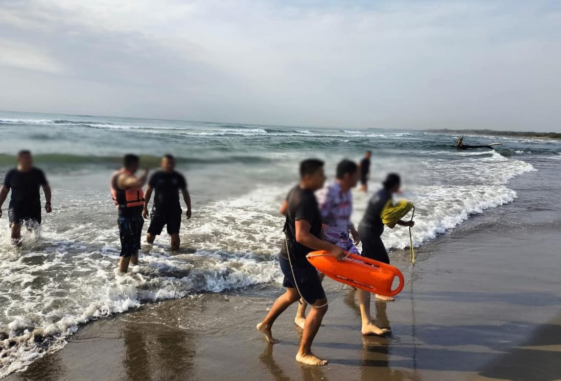 Salvan a dos turistas de perder la vida en playa de Chachalacas en Úrsulo Galván
