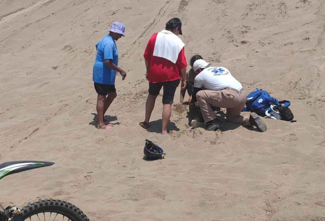Turista de Puebla termina con fractura al caer de duna en Chachalacas