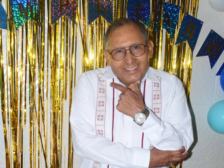 El Doctor Fernando Nava es celebrado por su cumpleaños