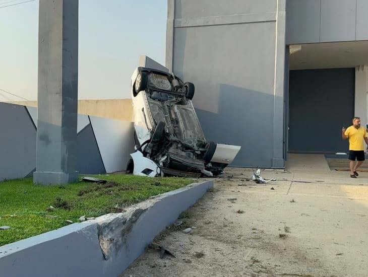 Vehículo termina volcado en plaza de Coatzacoalcos; presuntamente era manejado por jóvenes ebrios | VIDEO