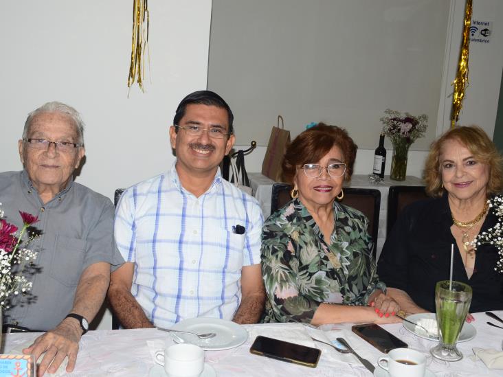 El Doctor Fernando Nava es celebrado por su cumpleaños