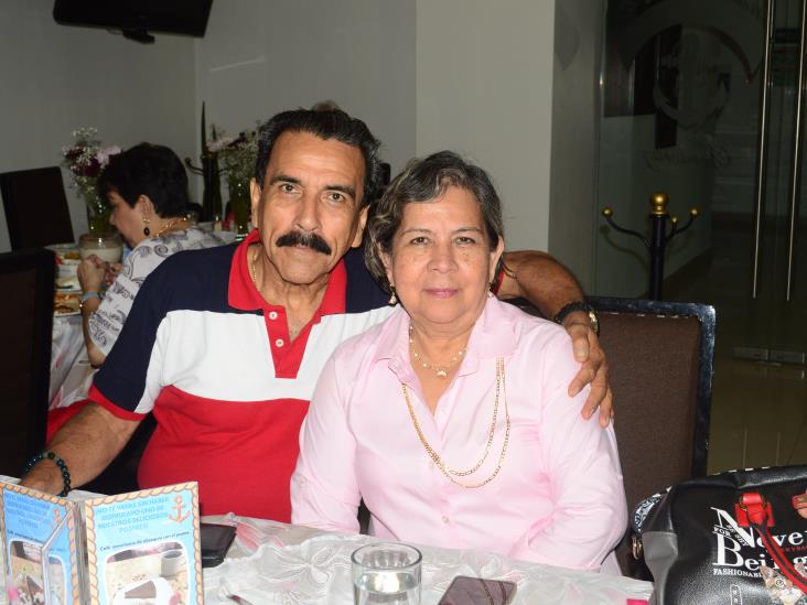 El Doctor Fernando Nava es celebrado por su cumpleaños
