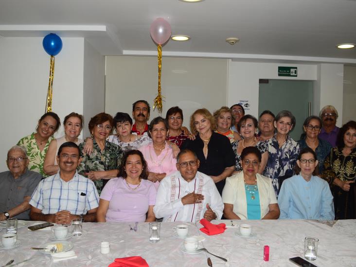 El Doctor Fernando Nava es celebrado por su cumpleaños