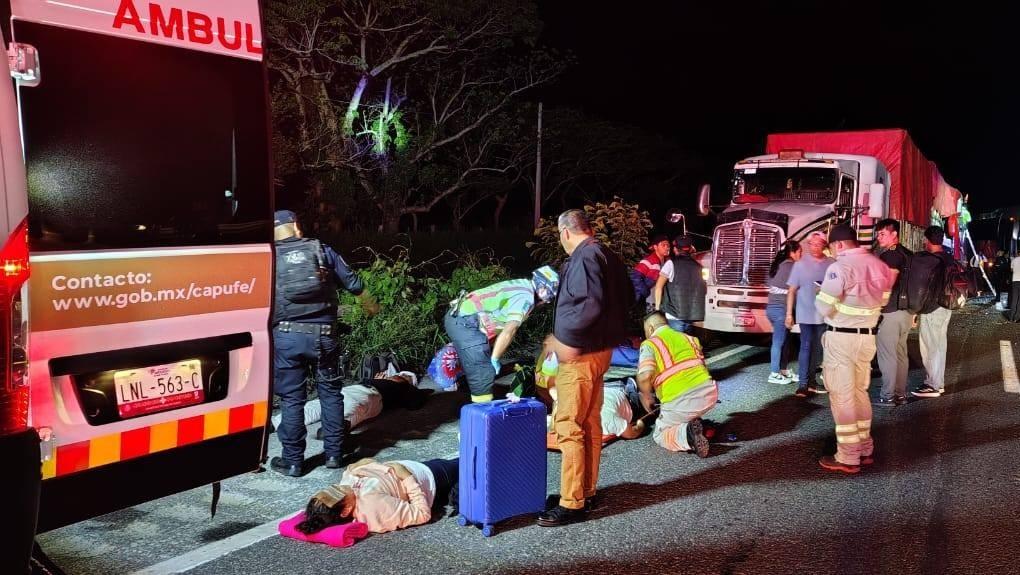 Autobús de pasajeros se accidente en autopista La Tinaja-Cosoleacaque; hay 2 muertos y 20 heridos