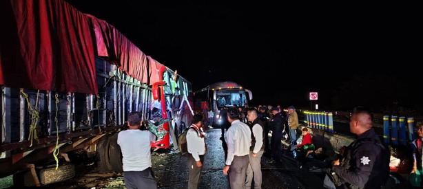 Autobús de pasajeros se accidente en autopista La Tinaja-Cosoleacaque; hay 2 muertos y 20 heridos