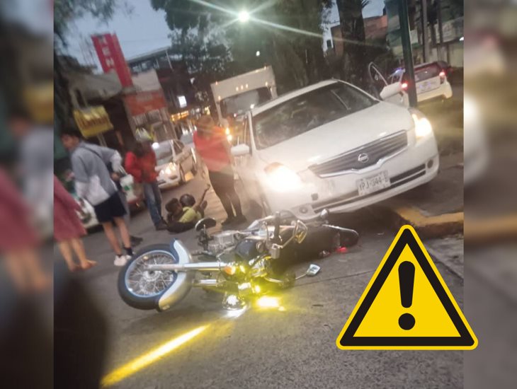 Motociclista es embestido en la avenida Américas de Xalapa, resulta herido
