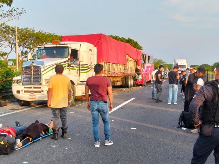 Choque brutal de ADO con destino a Yucatán deja al menos 1 muerto y 20 heridos en autopista en Veracruz