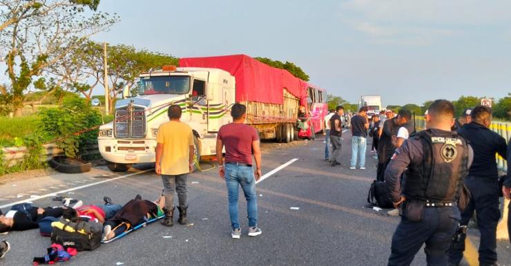 Choque brutal de ADO con destino a Yucatán deja al menos 1 muerto y 20 heridos en autopista en Veracruz