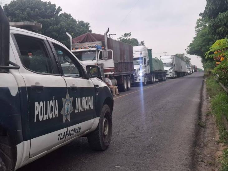 Comercio y escuelas cerradas tras bloqueo de carreteras en Tlapacoyan, Veracruz
