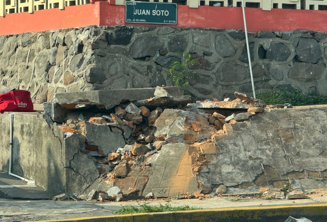 Vecinos denuncian banqueta en mal estado en avenida Miguel Ángel de Quevedo; representa un riesgo para peatones