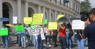 Extrabajadores del Seguro Popular realizan protesta en Xalapa; reclaman adeudos 