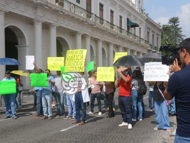 Extrabajadores del Seguro Popular realizan protesta en Xalapa; reclaman adeudos 