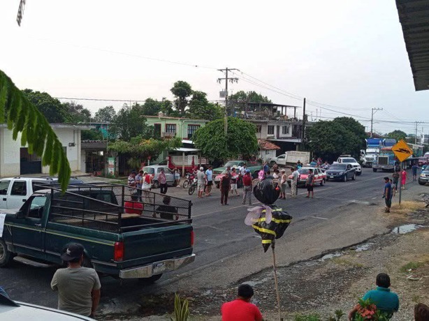Comercio y escuelas cerradas tras bloqueo de carreteras en Tlapacoyan, Veracruz