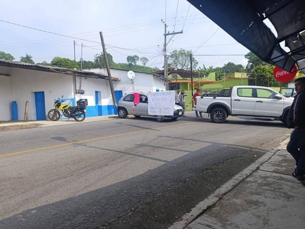 Comercio y escuelas cerradas tras bloqueo de carreteras en Tlapacoyan, Veracruz