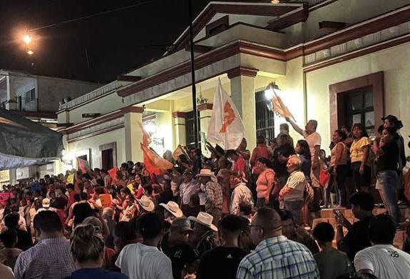 Marchan simpatizantes de MC en Papantla, acusan fraude electoral