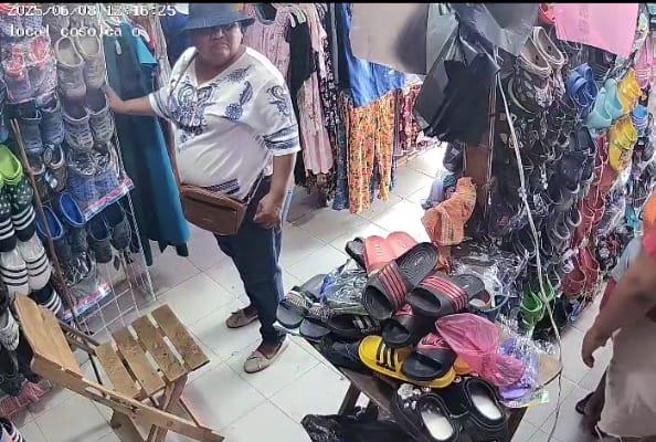 Captan en video a mujer robando pertenencias de empleada en establecimiento de Cosoleacaque | VIDEO