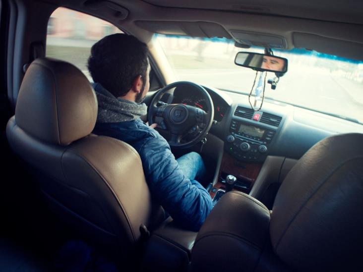 ¿Por qué le bajamos a la música cuando vamos a estacionarnos?