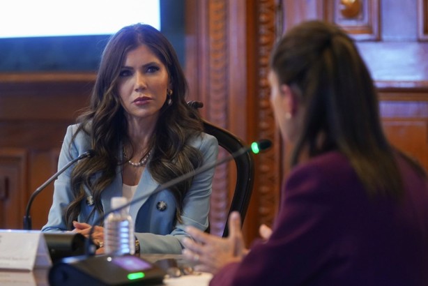 Secretaria de Seguridad de EU acusa a la presidenta Claudia Sheinbaum de alentar protestas en Los Ángeles