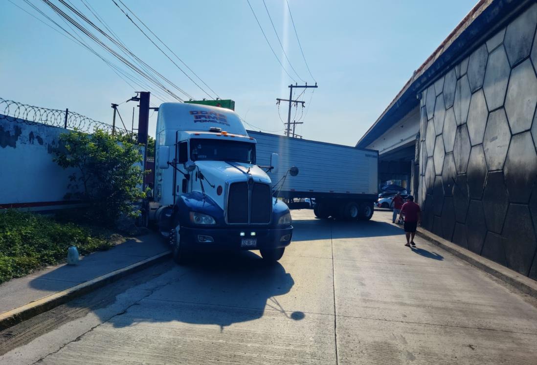 Tráiler provoca caos vial al quedar atorado bajo el puente Bicentenario en Veracruz