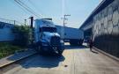 Tráiler provoca caos vial al quedar atorado bajo el puente Bicentenario en Veracruz