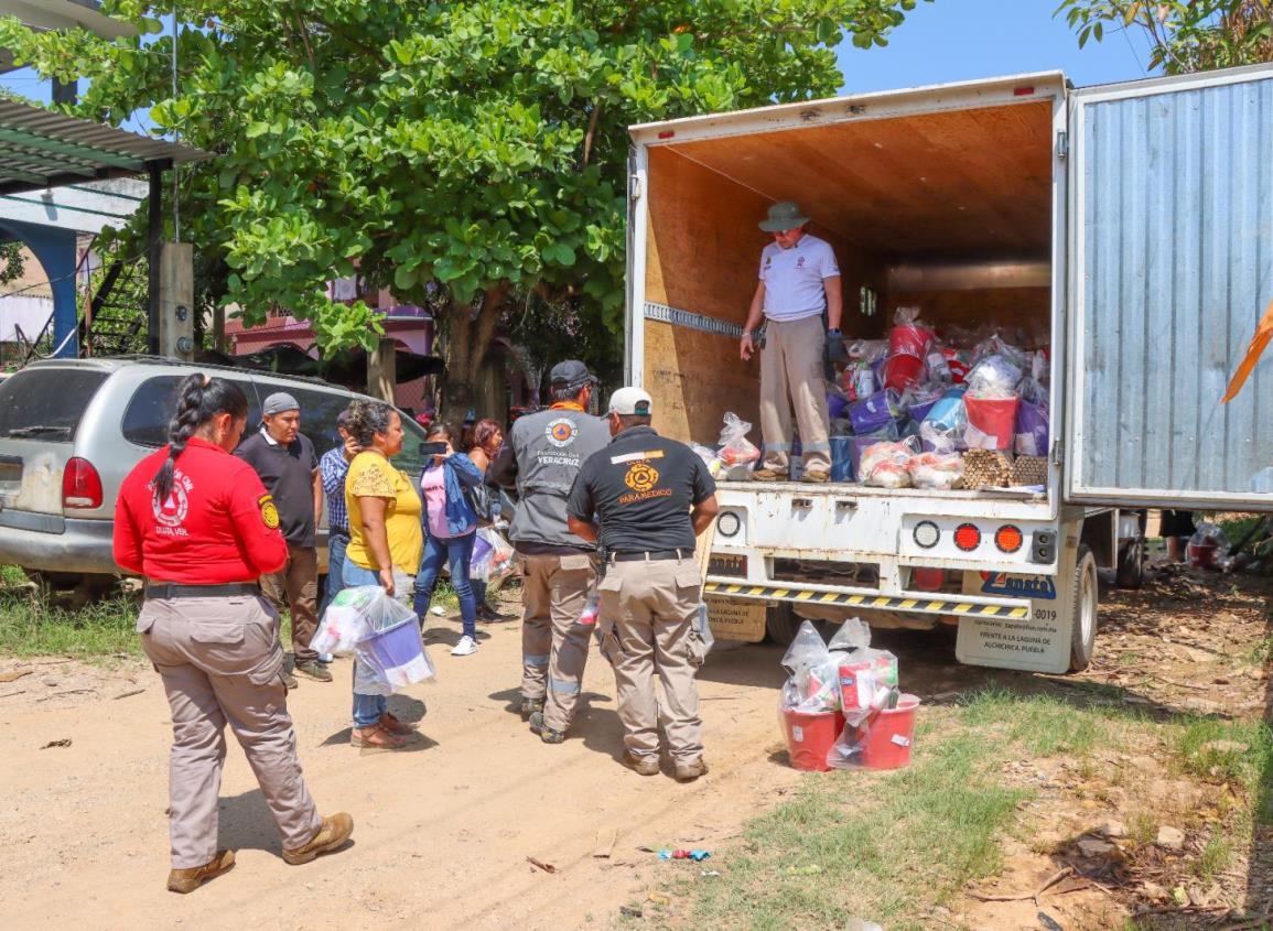 Entregan apoyos a familias afectadas por pasada inundación en Oluta