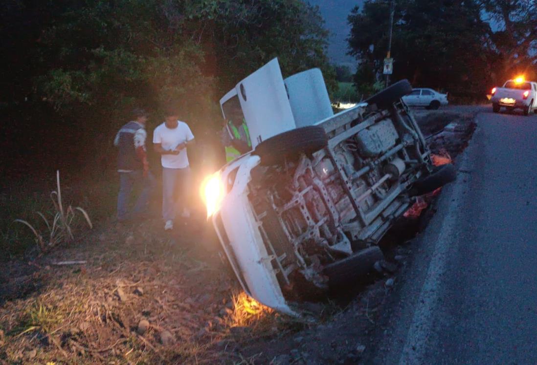 Vuelca camioneta en Actopan y deja tres personas lesionadas