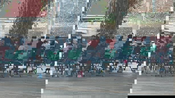 Por falta de energía, alumnos toman clases al aire libre en esta primaria de Poza Rica