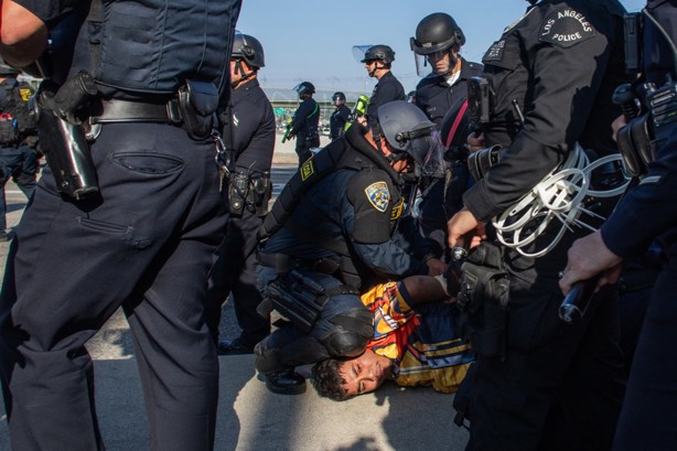 Alcaldesa de Los Ángeles declara toque de queda por protestas contra redadas migratorias