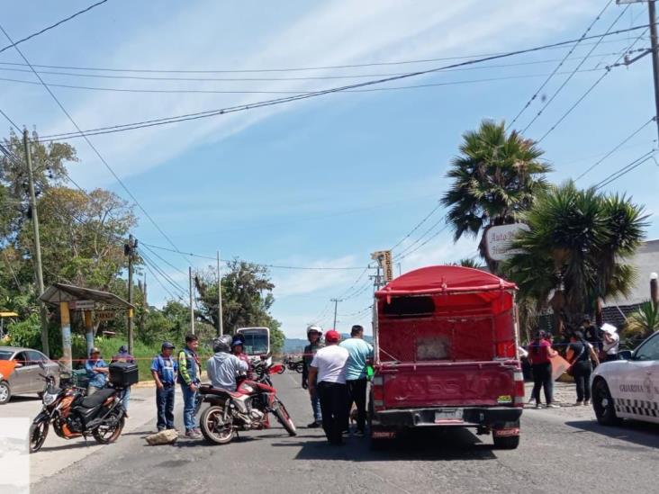 Bloqueo sobre la carretera Fortín-Huatusco; exigen justicia para motocilista atropellado