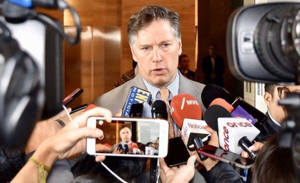 Claudia Sheinbaum hablará con Christopher Landau sobre acusaciones falsas por protestas en Los Ángeles