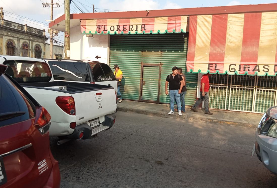 Fallece dueño de florería mientras atendía su negocio en el centro de Tuxpan