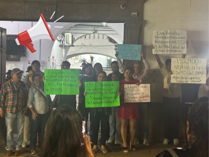Magistrada Rosalba Hernández realiza plantón en OPLE; iba ganando antes de caer el sistema