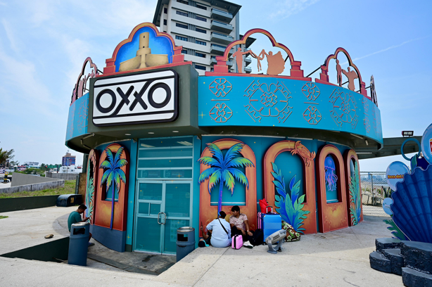 ¿El OXXO de Fondo de Bikini? Así decoraron esta tienda en Boca del Río