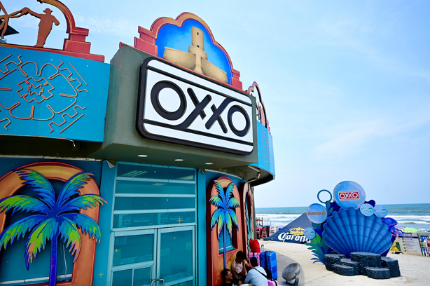¿El OXXO de Fondo de Bikini? Así decoraron esta tienda en Boca del Río