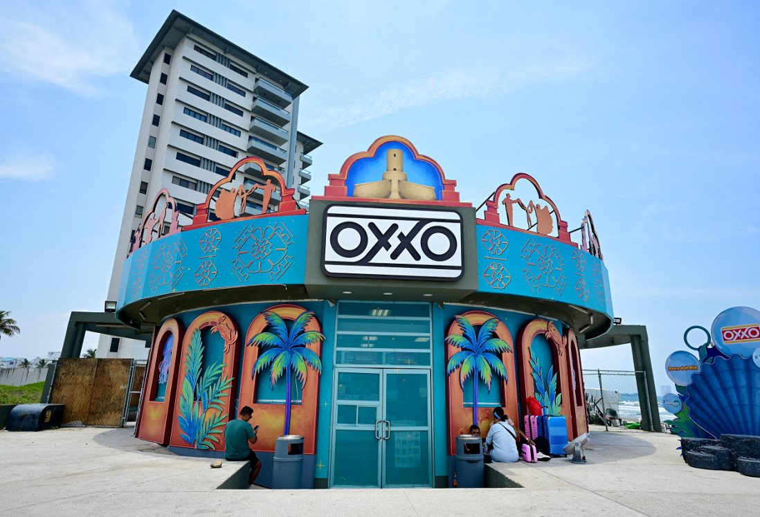 ¿El OXXO de Fondo de Bikini? Así decoraron esta tienda en Boca del Río