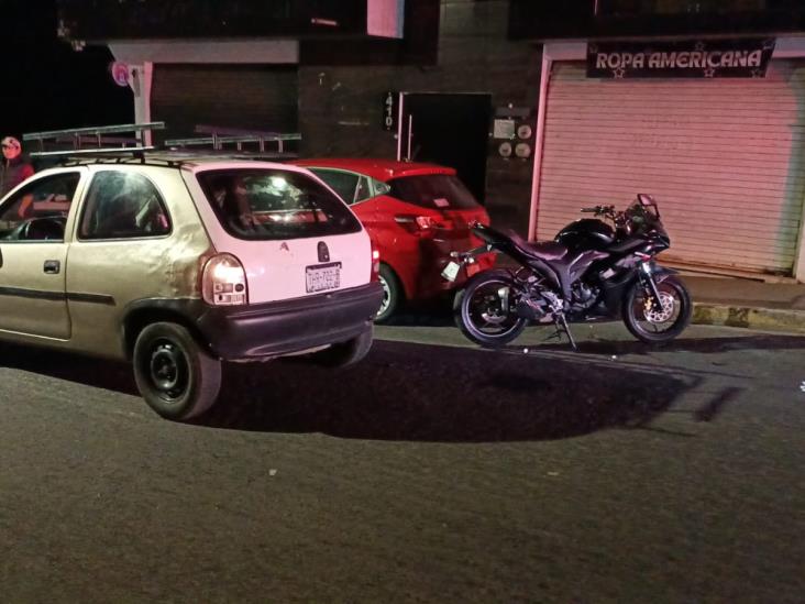 Motocicleta impacta auto en Camino Antiguo a Naolinco en  Xalapa