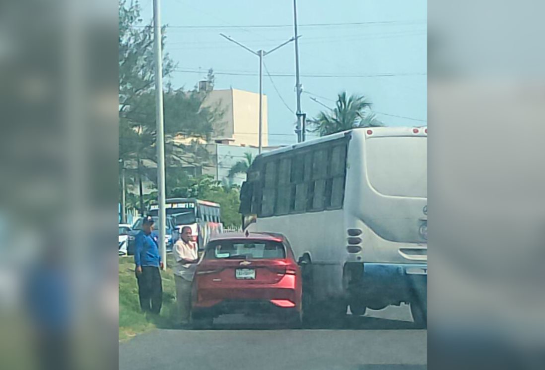 Choque entre camión urbano y auto provoca caos vial en Boca del Río
