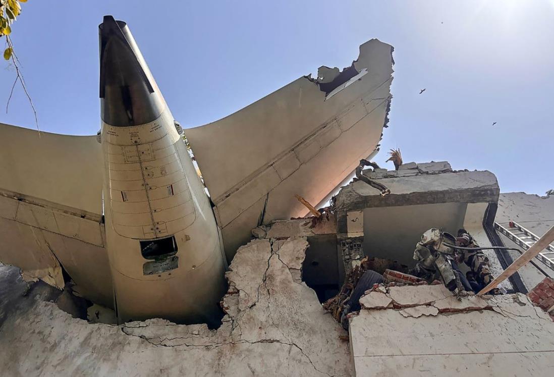 Avión con 242 pasajeros se estrella contra un edificio en India; se dirigía a Londres